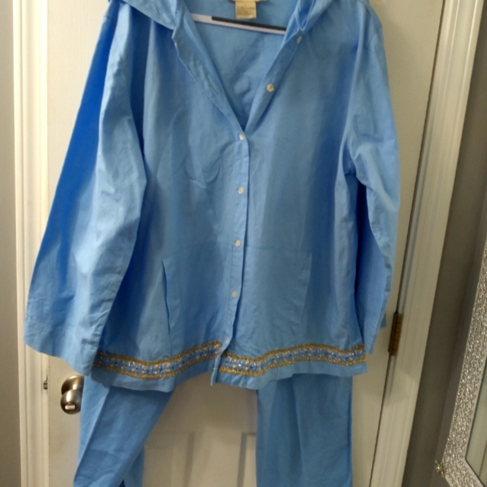 2pc embroidered trim pantsuit. Pants length is 42 and inseam 30.5
